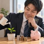 日本人の会社員が硬貨と貯金箱のそばの小さな植物に水をやる、貯蓄と金融税制を表す写真